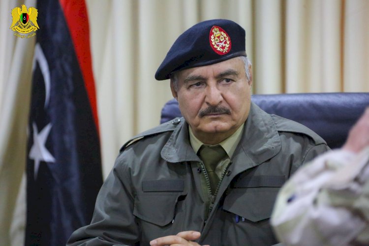 القائد العام للجيش الليبي يقدم التعازي لأسرة حنان البرعصي.. ويوجه بسرعة ضبط الجناة