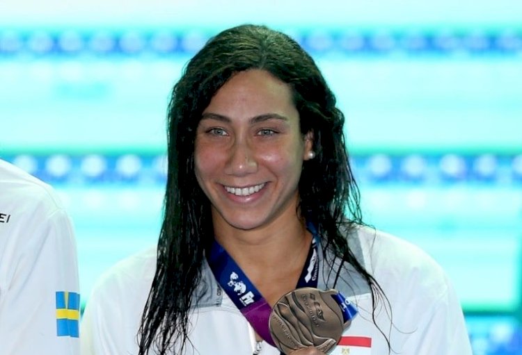 فريدة عثمان تفوز بذهبية سباق 50 متر حرة